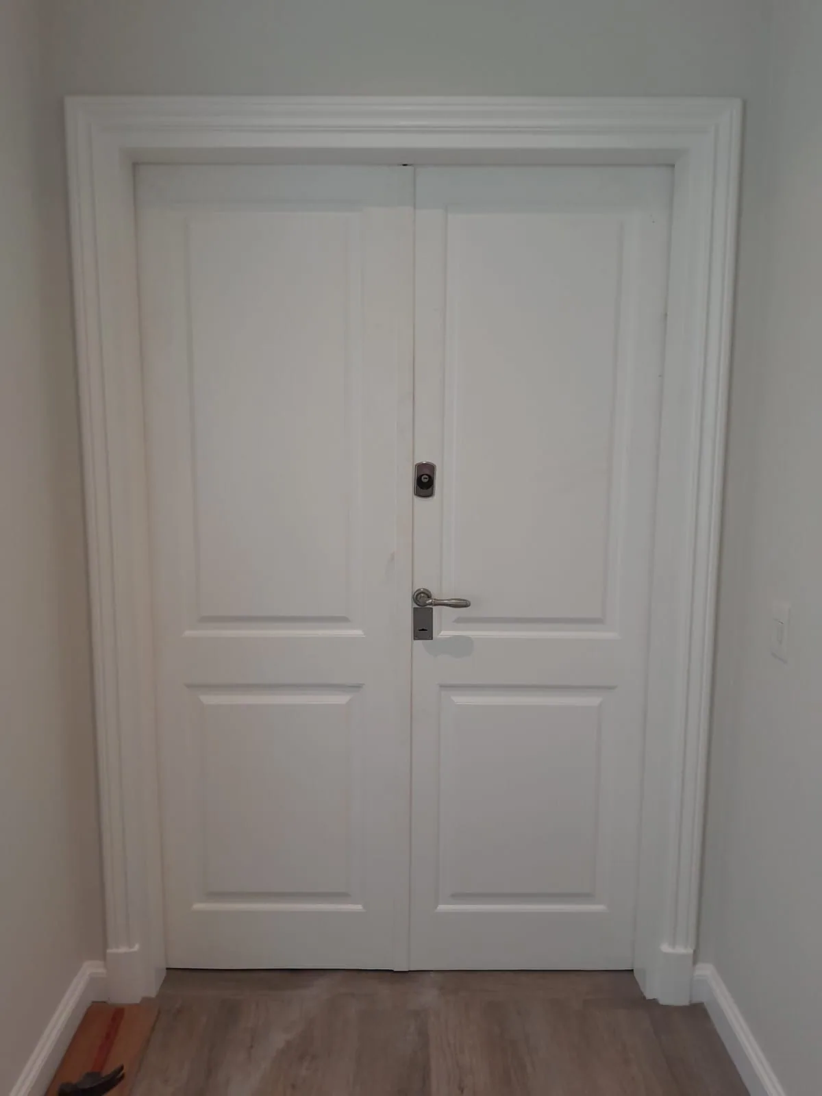 Puerta Blindada Premium - Modelo Premium con panel decorativo y cerradura invisible