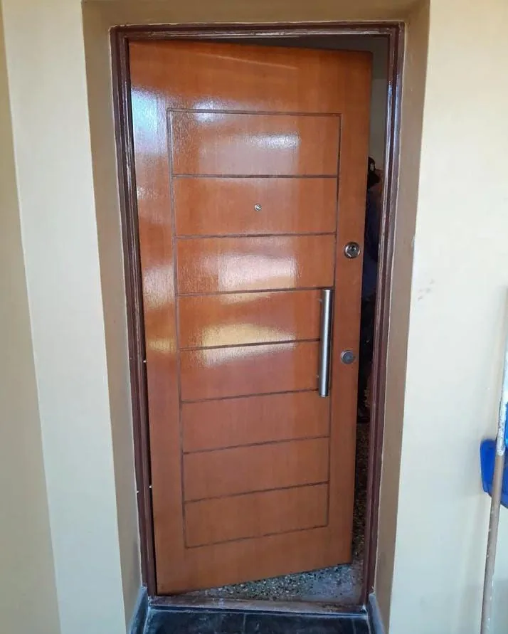 Puerta Blindada Premium - Diseño Premium a medida con acabado wengué