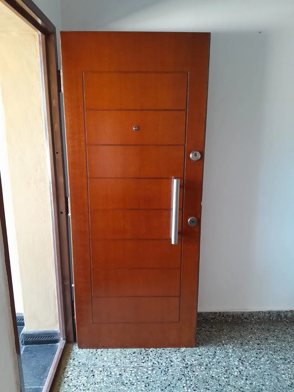 Puerta Blindada Premium - Instalación Premium con marco blindado y bisagras antipalanca