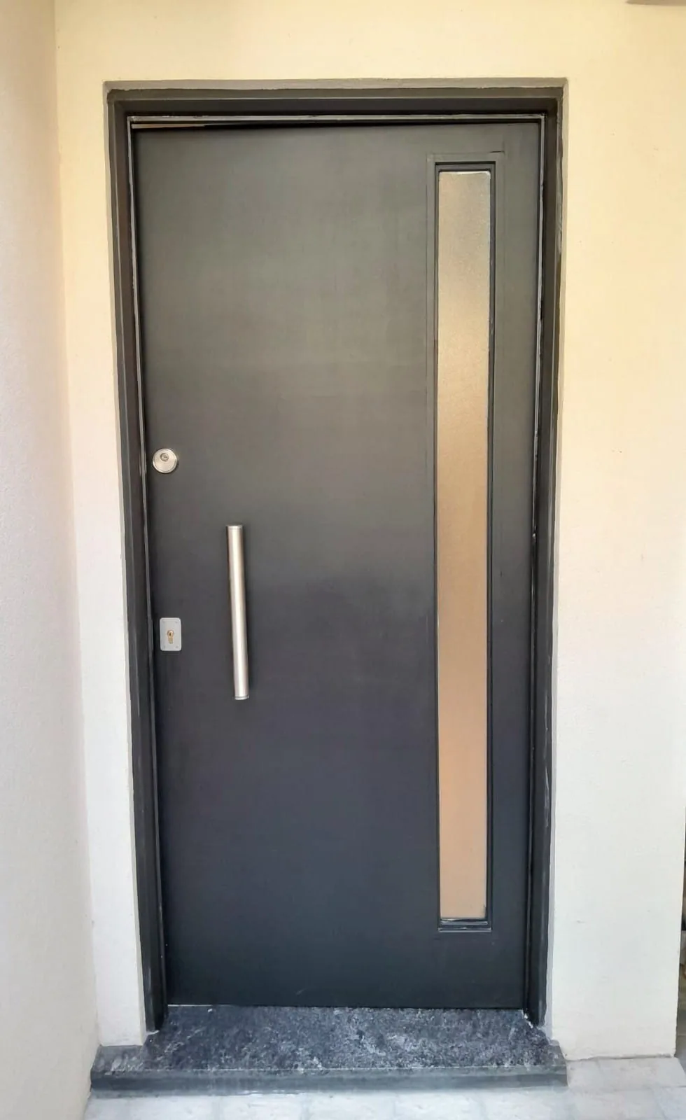 Puerta Blindada Bunker - Modelo Bunker con acabado premium en cedro