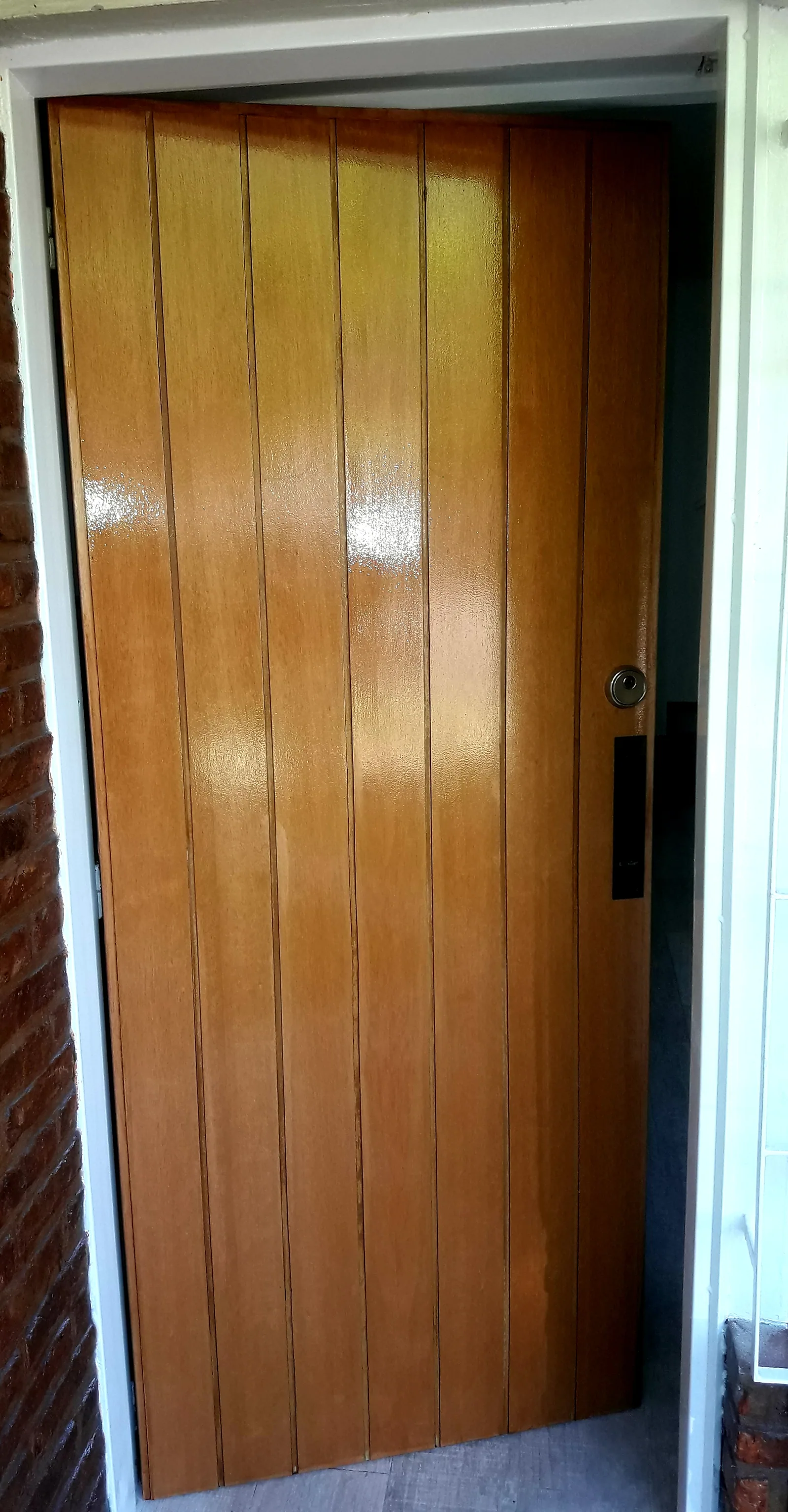 Puerta Blindada Classic - Classic con terminación en roble y herrajes bronce