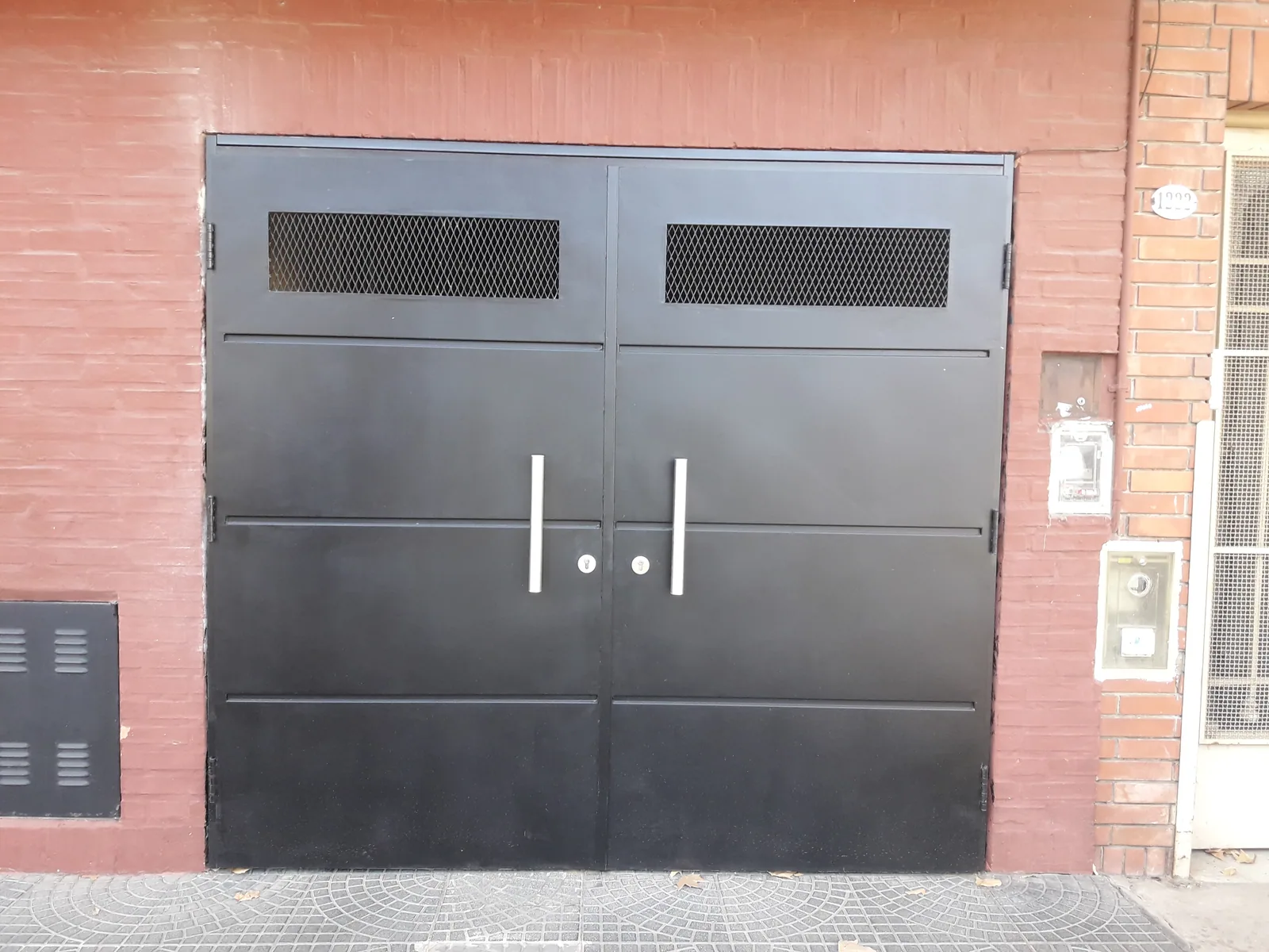 Puerta Blindada Premium - Premium con terminación en madera maciza y herrajes de bronce